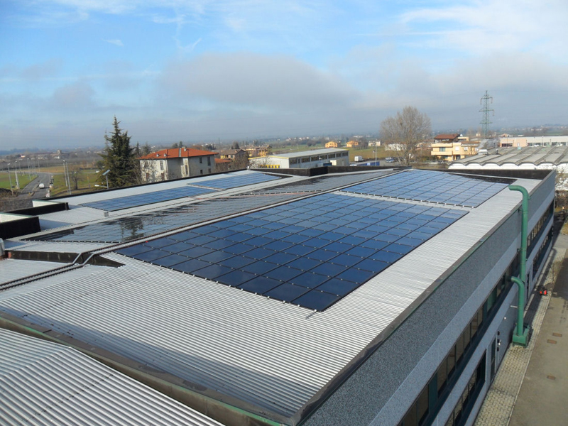Installazione pannelli solari su tetto irregolare